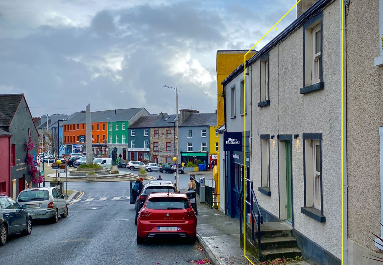 Clifden Town Townhouse. Connemara. Close to town square and shops. Small patio with steps.
