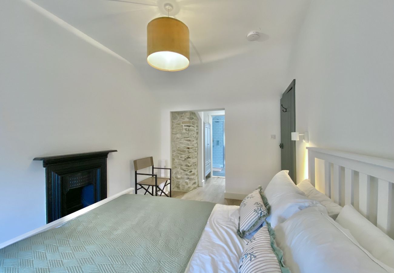 Clifden Town Townhouse. King Size bed, en-suite. Bright, contemporary room. 