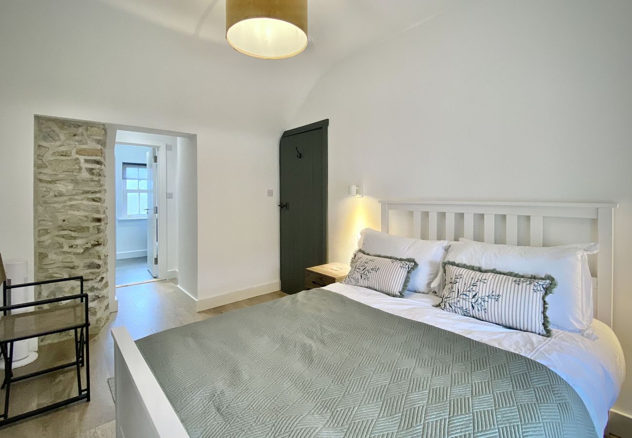 Clifden Town Townhouse. King Size bed, en-suite. Bright, contemporary room. View to street.