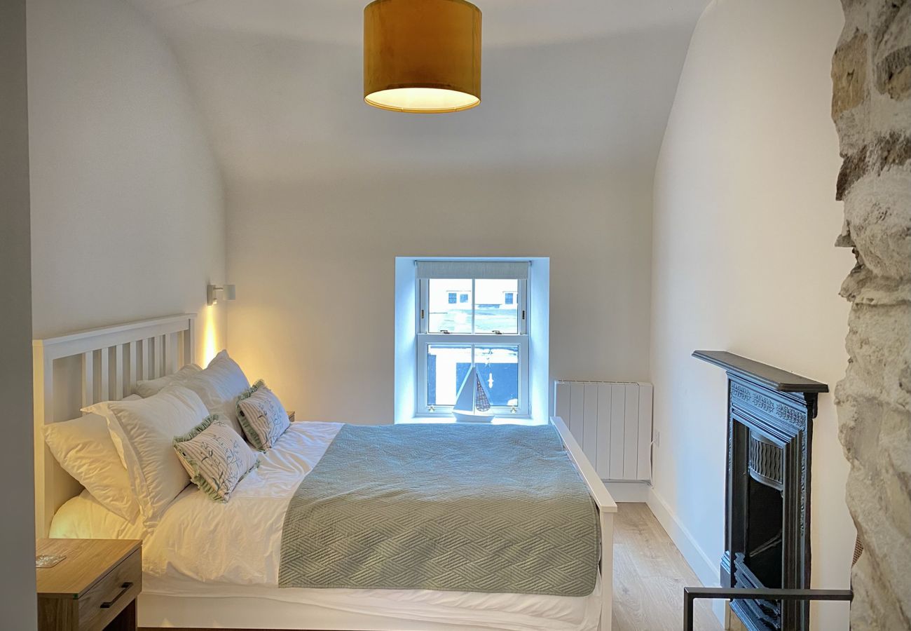 Clifden Town Townhouse. King Size bed, en-suite. Bright, contemporary room. View to street.