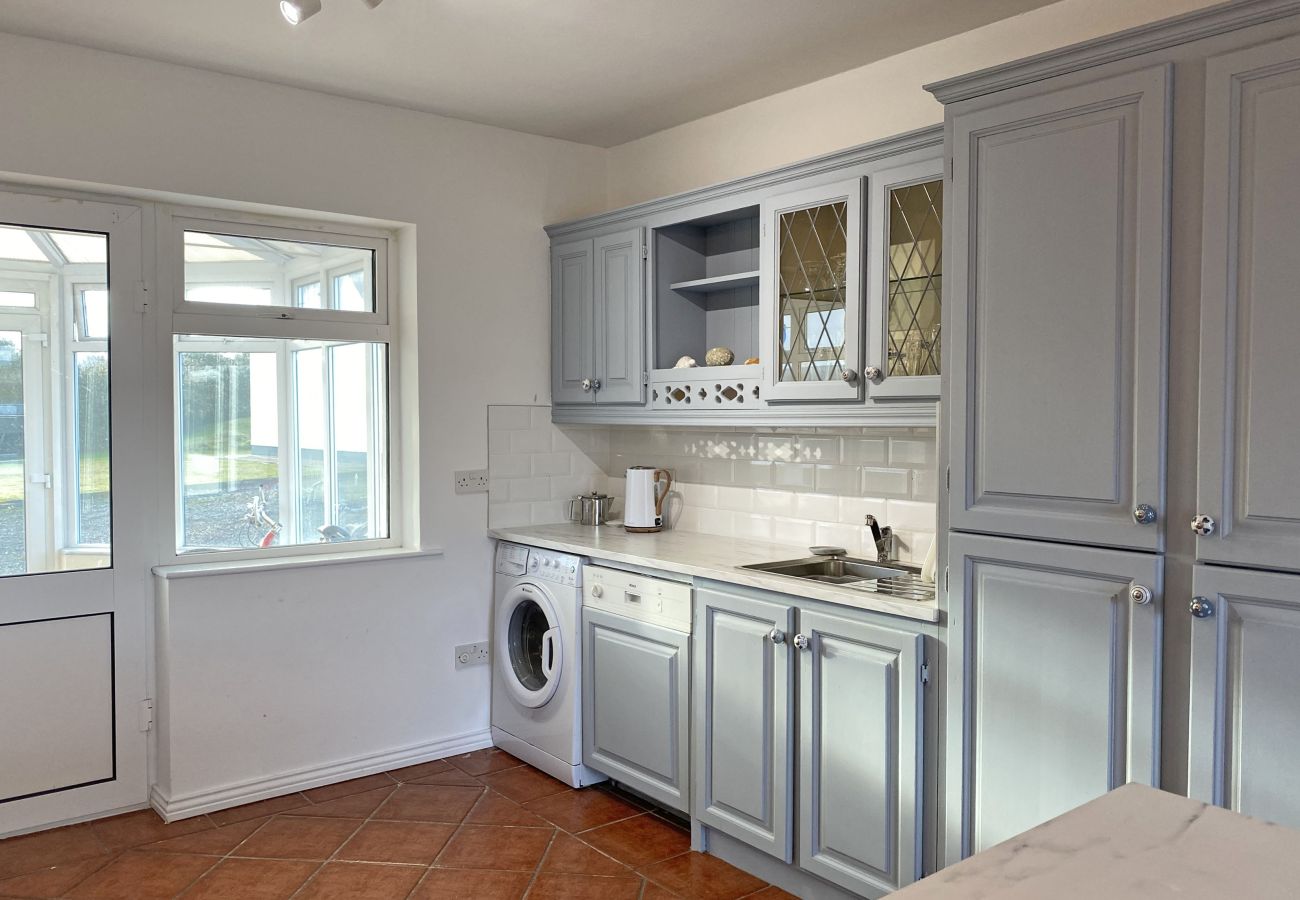 Glynsk Holiday Home. Contemporary fitted kitchen, all appliances.