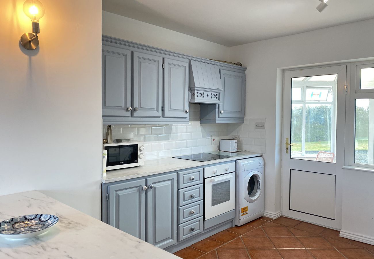 Glynsk Holiday Home. Fitted modern kitchen with all appliances. 