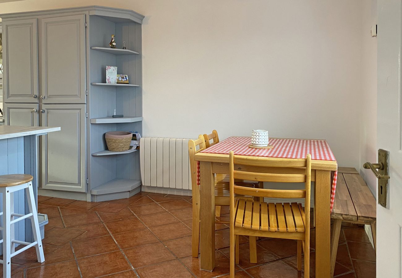 Glynsk Holiday Home. Contemporary fitted kitchen, all appliances. Counter with two stools. Dining table 4 seats. 