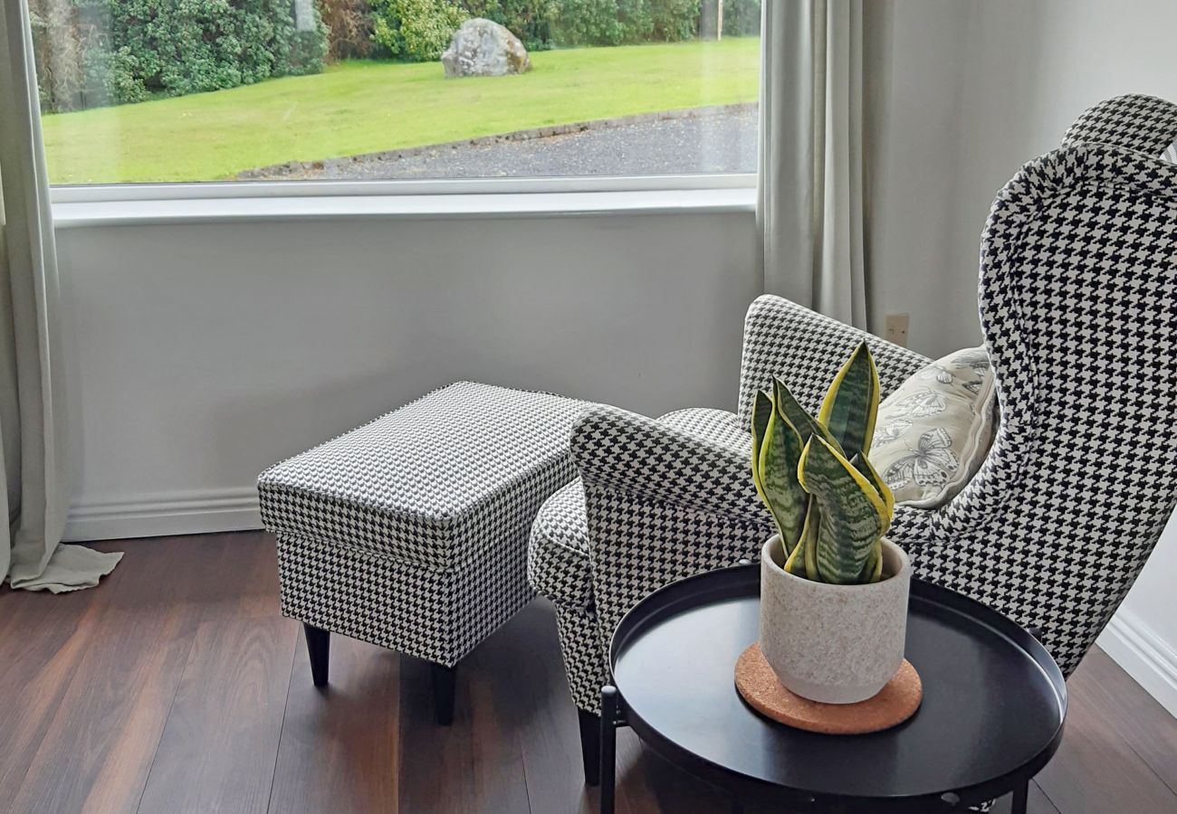 Glynsk Holiday Home. Comfortable seating with view to garden. 