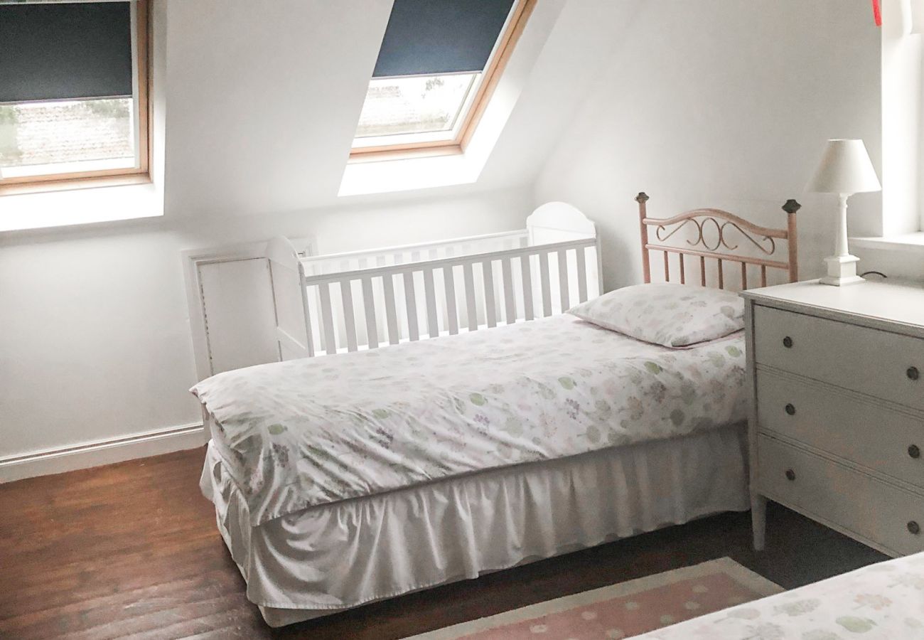 Springwood Cottage Louisburgh. Coastal holiday home. Twin beds, cottage decore, loft room. 