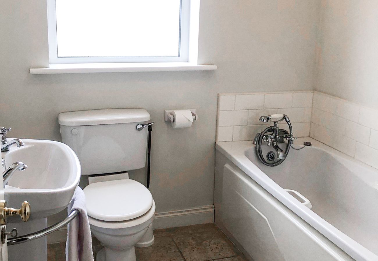 Springwood Cottage with bath and WC bathroom. 