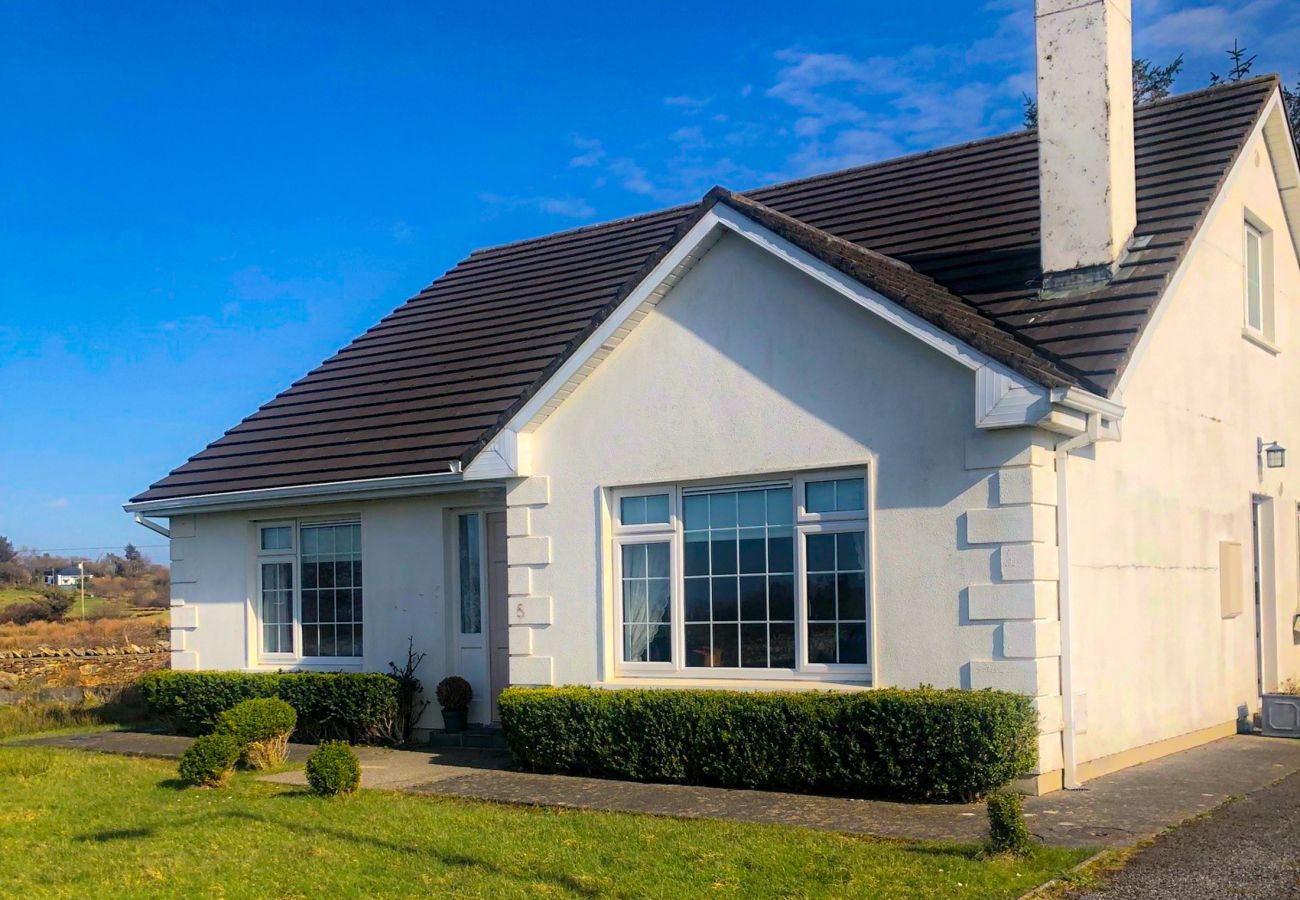 Springwood Cottage Louisburgh. Coastal holiday home close to sea. 