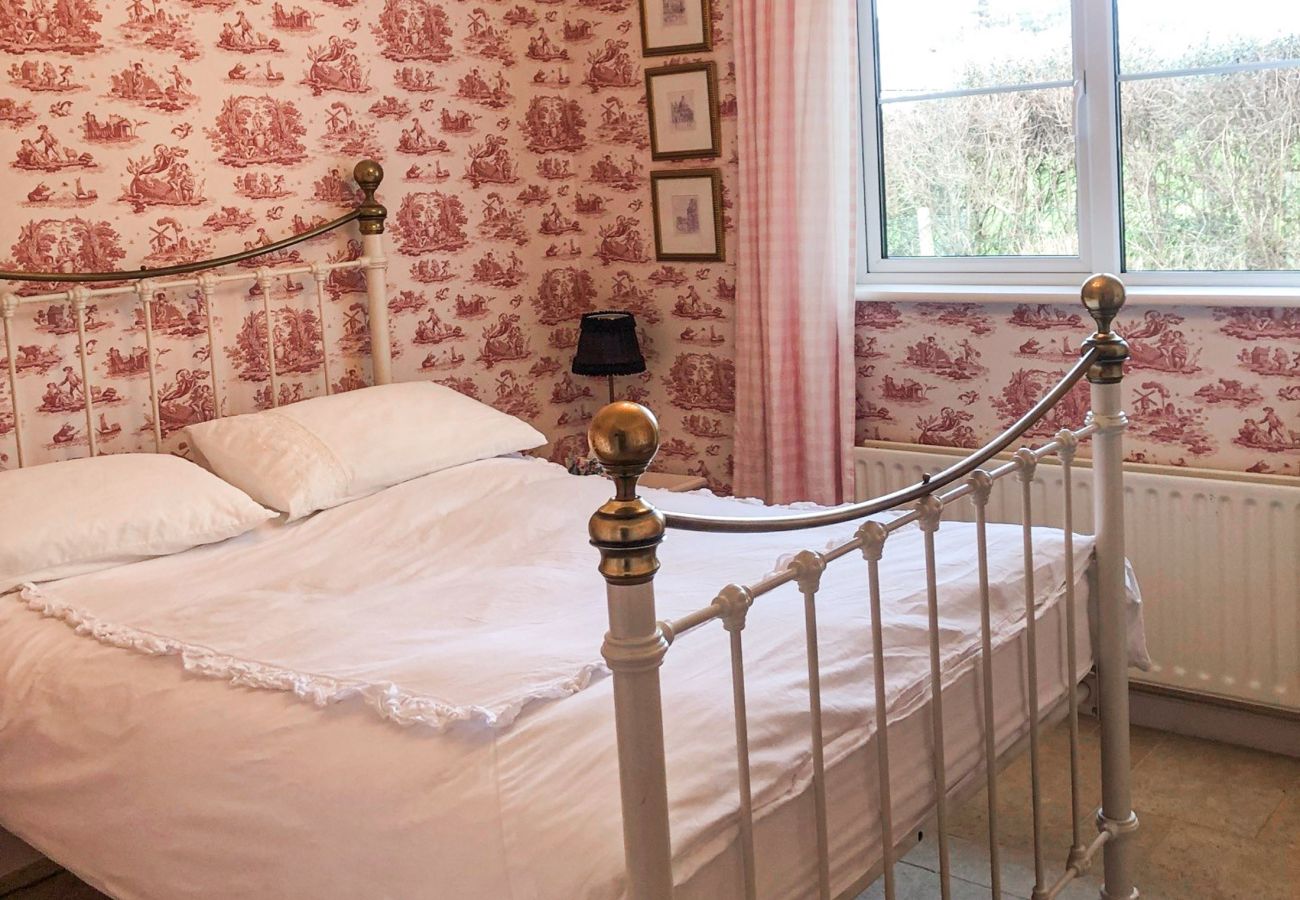 Double Bed Room. Traditional cottage style bedroom Bright stylish decor