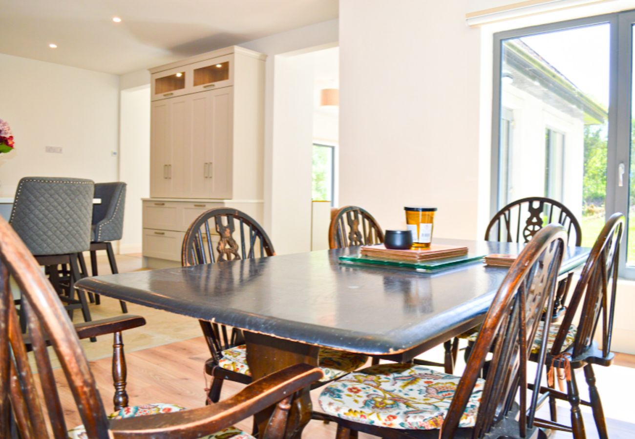Lough Conn Haven Holiday Home. Open plan dining area seats 6. Bright, views to garden. 