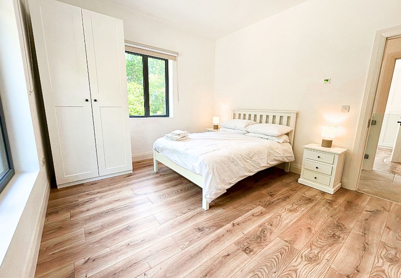Lough Conn Haven Holiday Home. Bright modern King size room with en suite. Wooden floors. 