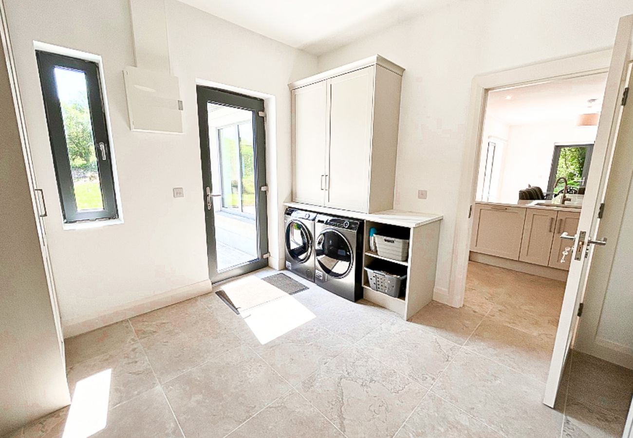 Lough Conn Haven Holiday Home. Bright modern utility room, washing/ dryer machine laundry. 