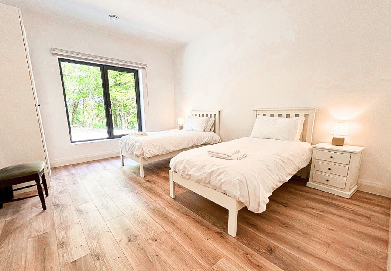 Lough Conn Haven Holiday Home. Bright modern twin bedroom. Wooden floors. 