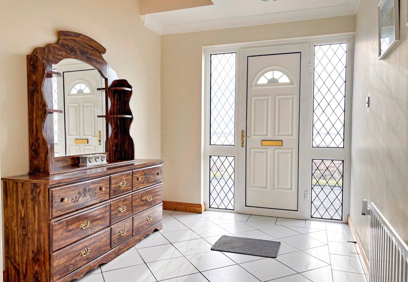 Kilkieran Holiday Home Connemara, bright open tiled hall. 