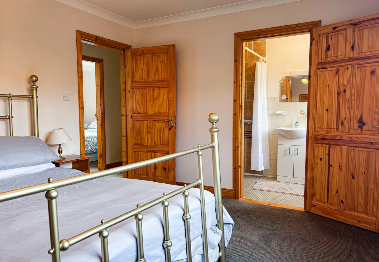 Kilkieran Holiday Home Connemara, four poster bed with ensuite. 