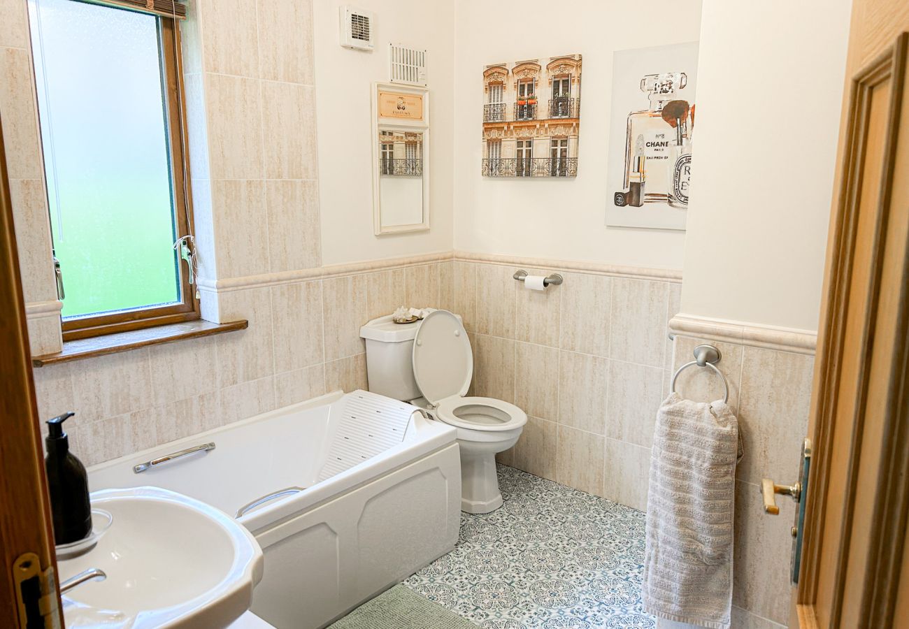 Glasson Mews Holiday Home No. 2. Bathroom with WC and bath, clean bright.