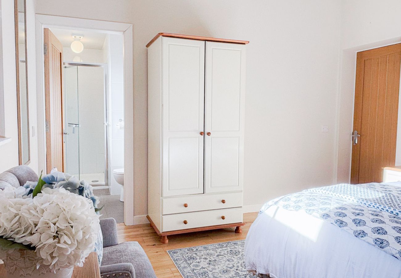 Kylemore Woodland Holiday Cottage, Double bedroom,  wardrobe, en suite. 