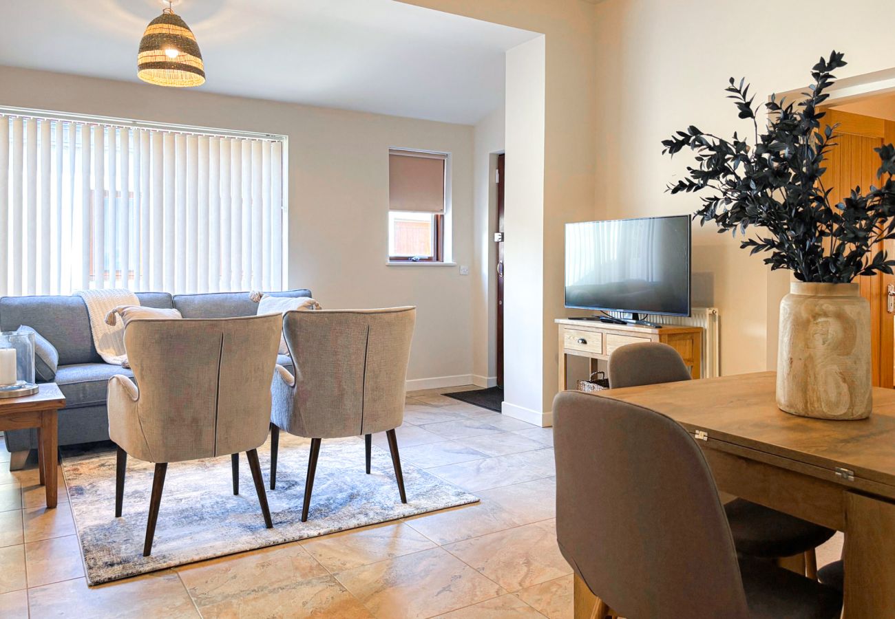 Kylemore Woodland Holiday Cottage. Spacious dining and living area. 