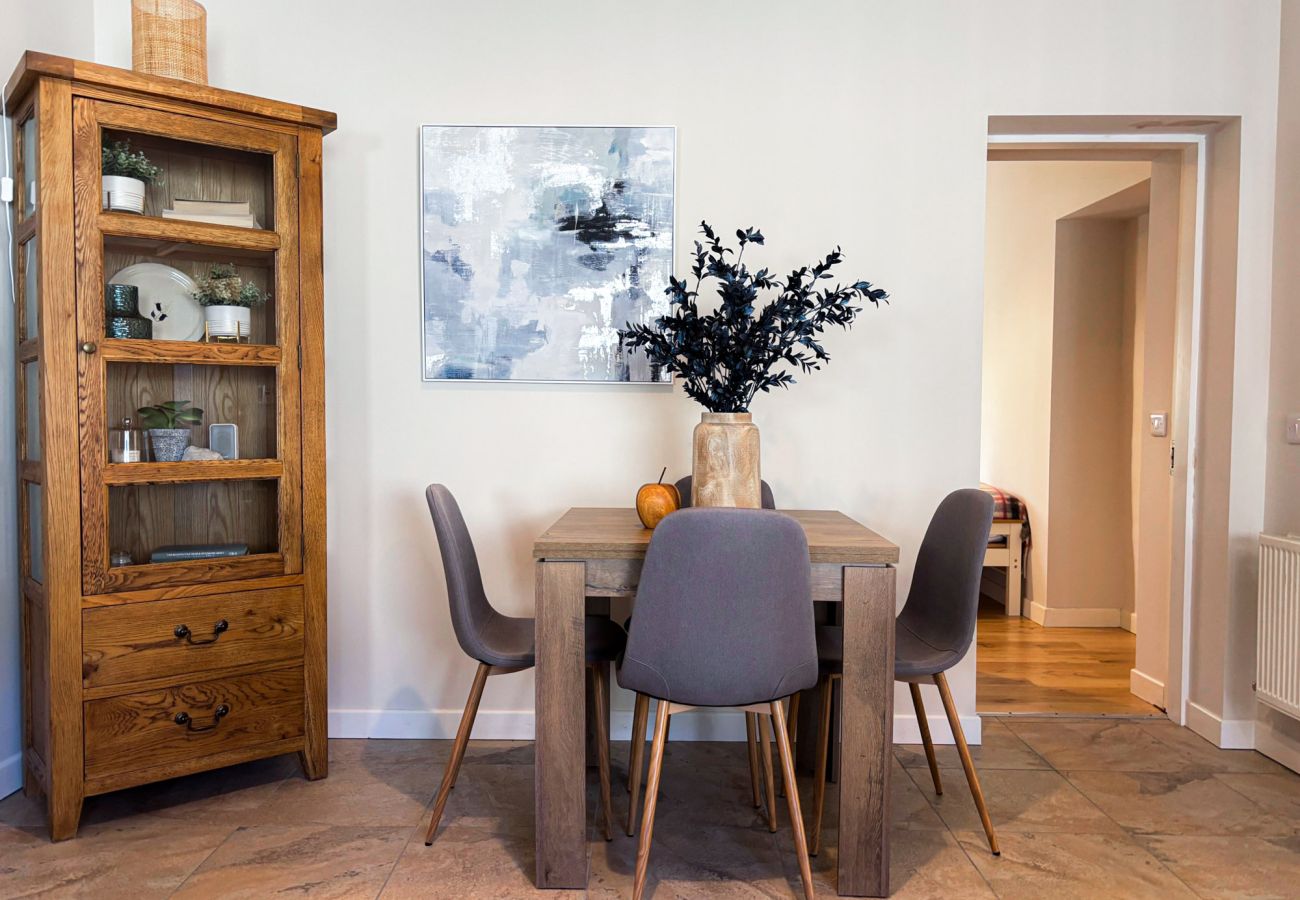 Kylemore Woodland Holiday Cottage. Dining table for four people. 