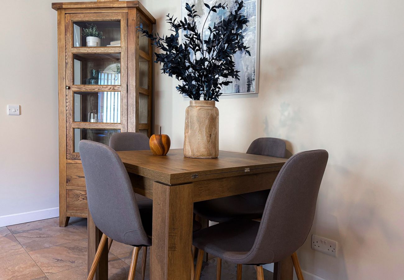 Kylemore Woodland Holiday Cottage. Dining table for four people. 