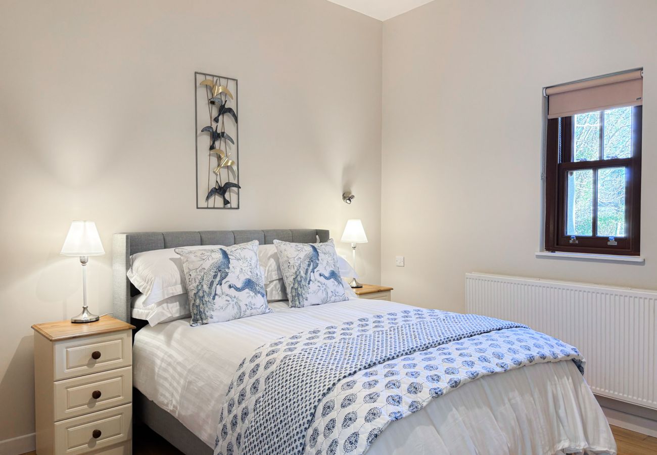 Kylemore Woodland Holiday Cottage. Double bedtasteful design bright room 