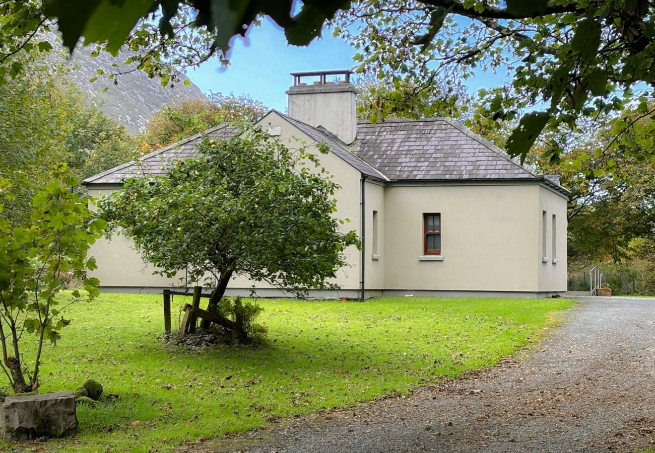 Kylemore Woodland Holiday Cottage, rural setting, nice views