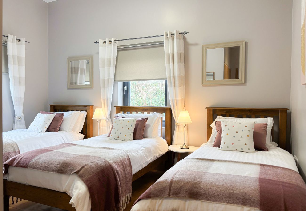 Kylemore Gate Lodge. Modern family holiday home, triple bed room three single beds. 