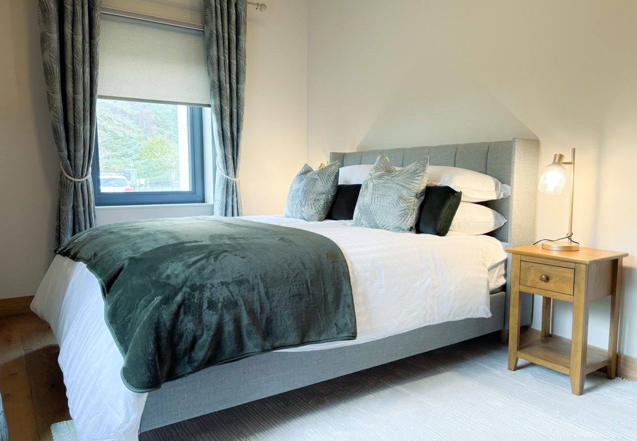 Kylemore Gate Lodge. Modern double room, contemporary design. 