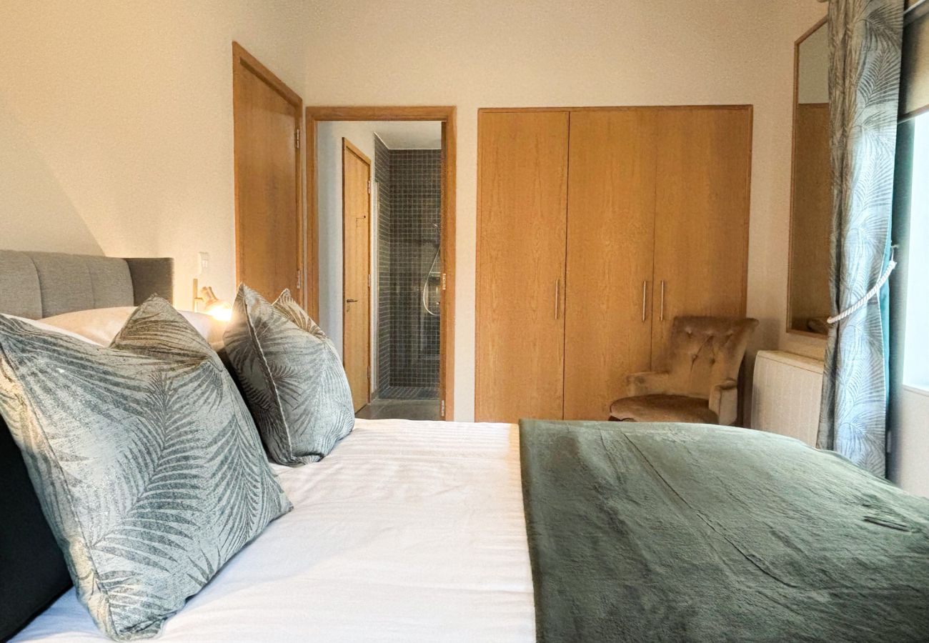 Kylemore Gate Lodge. Modern double room, contemporary design. 