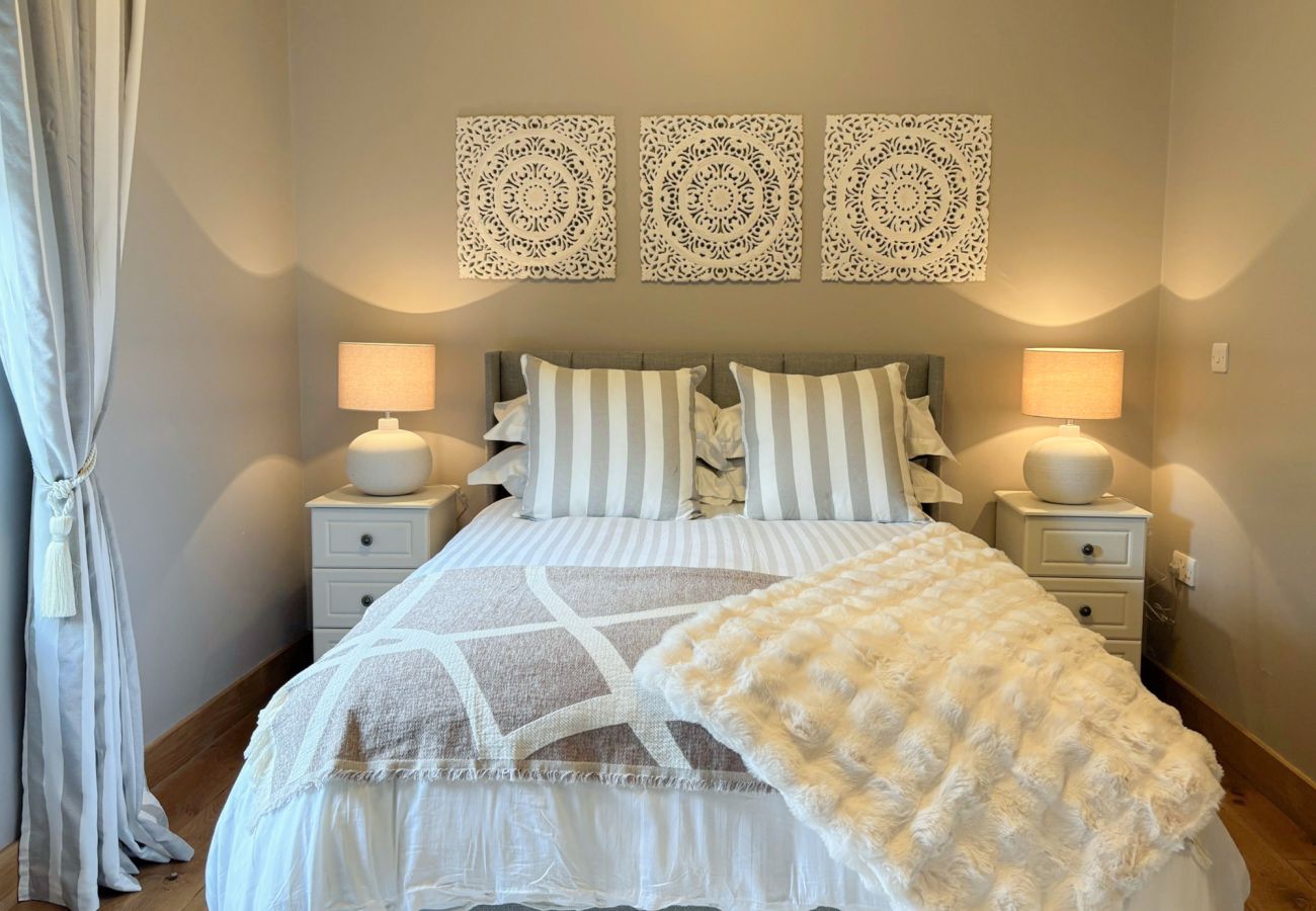 Kylemore Gate Lodge. Modern double room, contemporary design. 