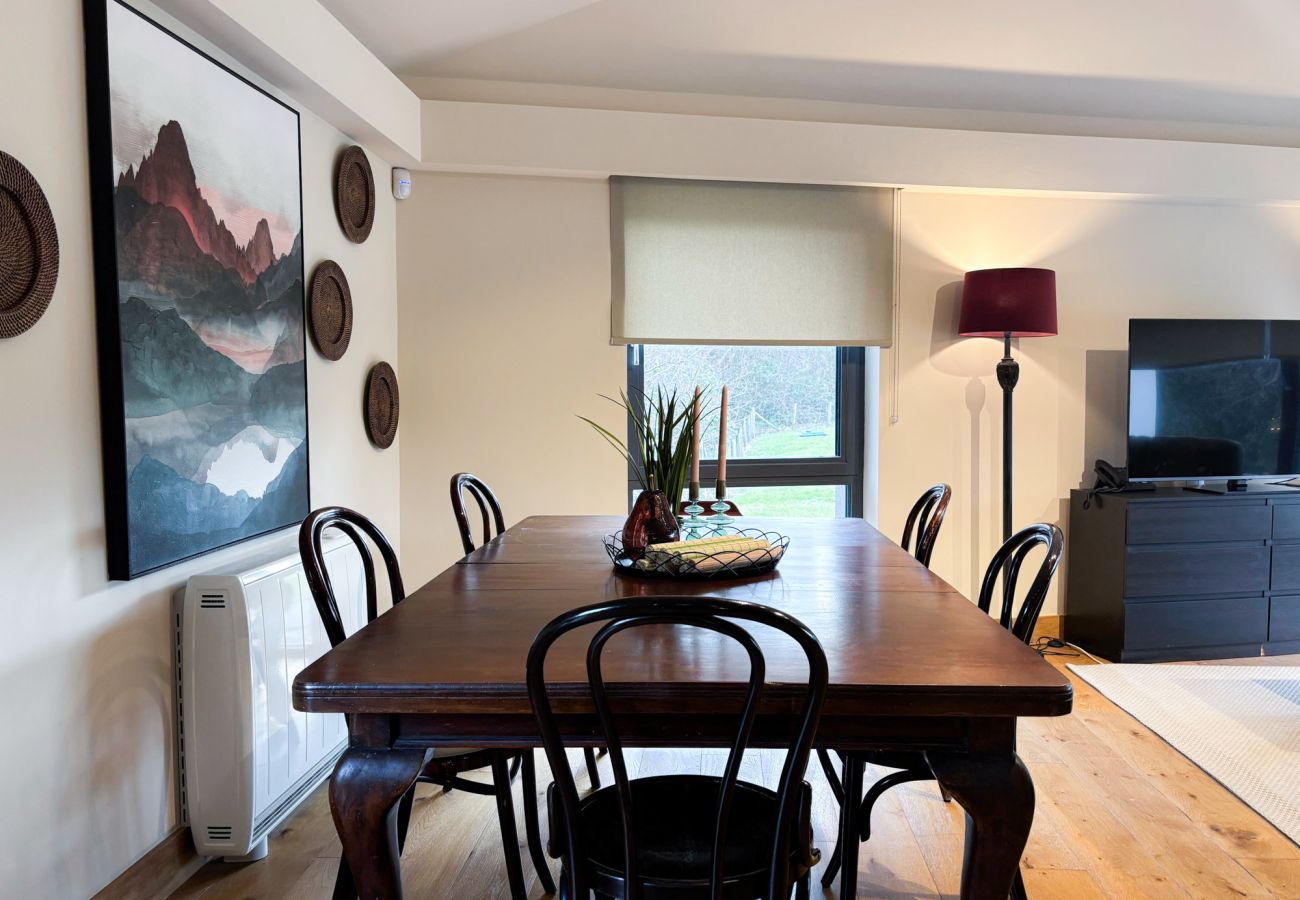 Kylemore Gate Lodge. Modern family holiday home dining table for 6