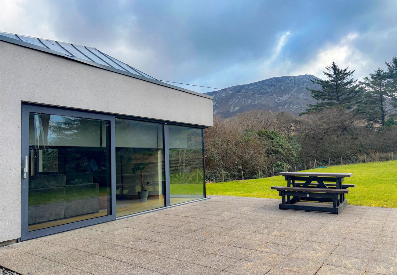 Kylemore Gate Lodge. Family holiday home with rural views. 