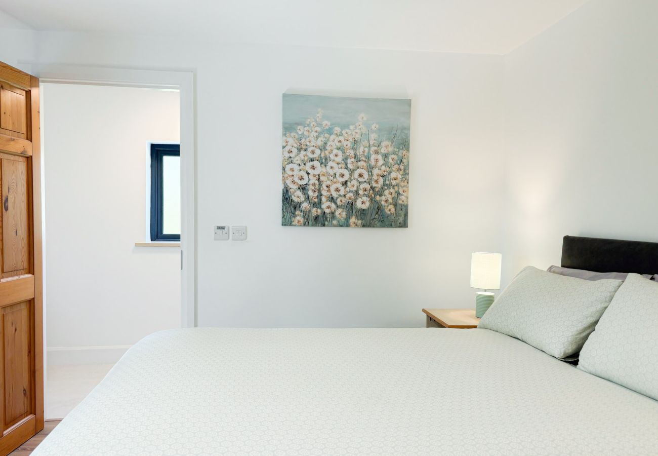 Bluebell Cottage Roundstone. Double bed bright room. 