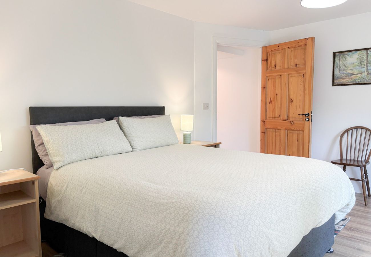 Bluebell Cottage Roundstone. Double bed bright room. 