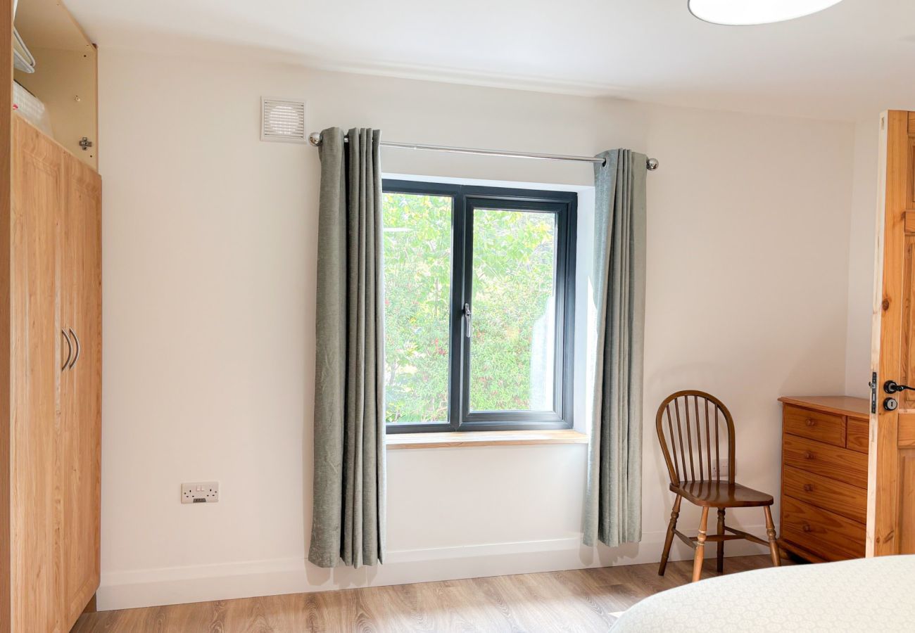 Bluebell Cottage Roundstone. Double bed spacious with large window