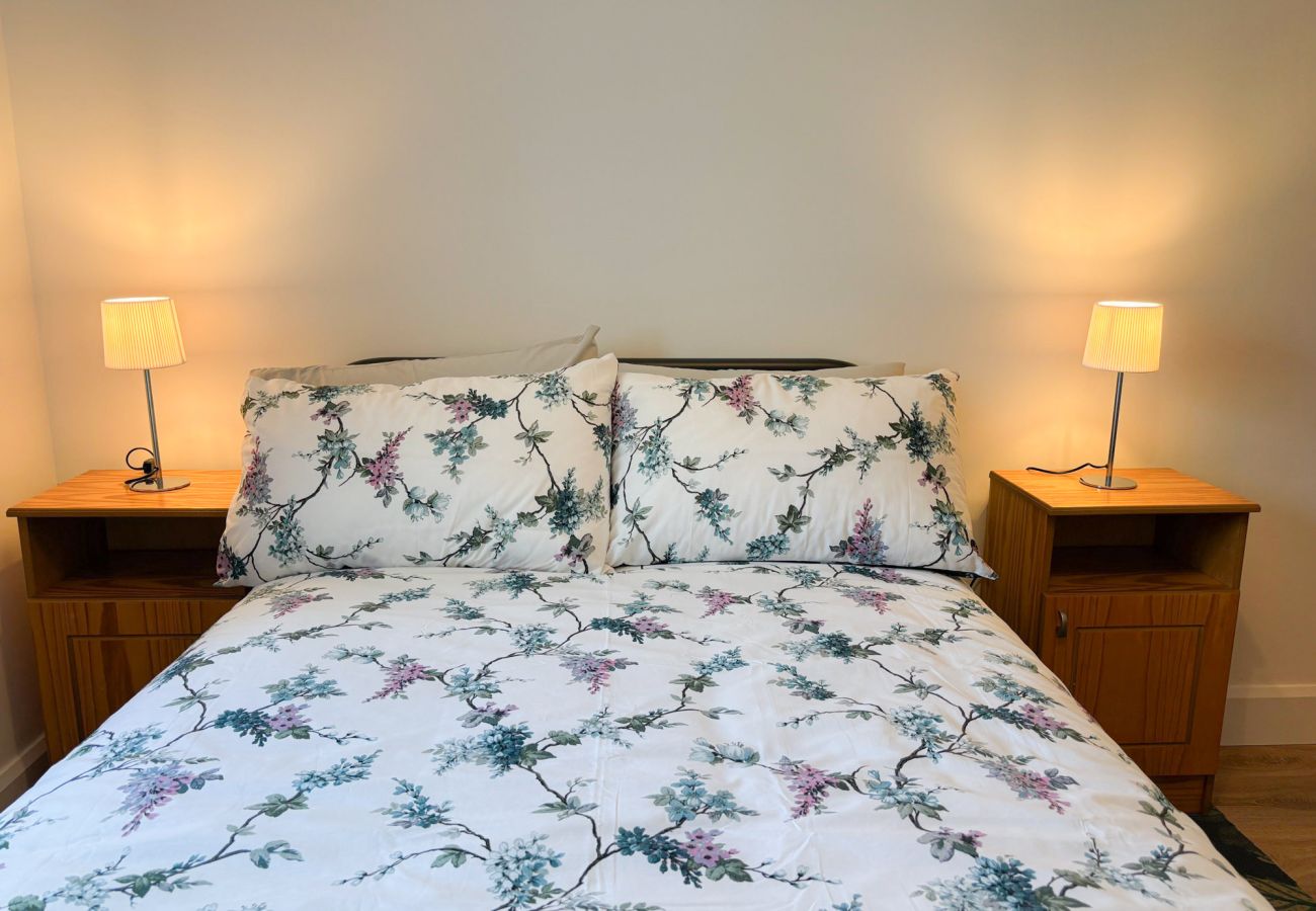 Bluebell Cottage Roundstone. Double bed with double lockers. 