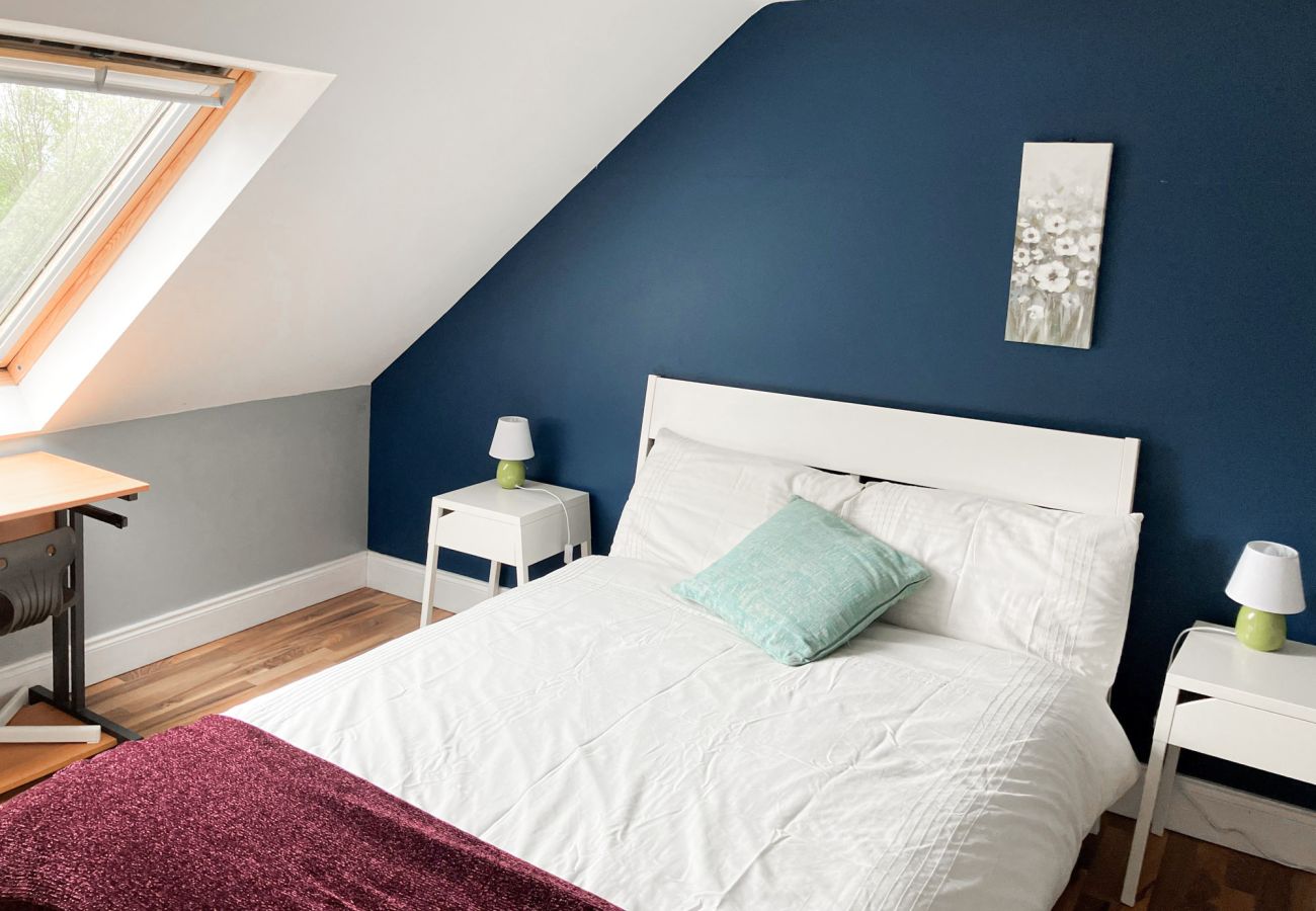 CarrauntoohilViewRetreatKillarneyKitchen. Double bedroom.