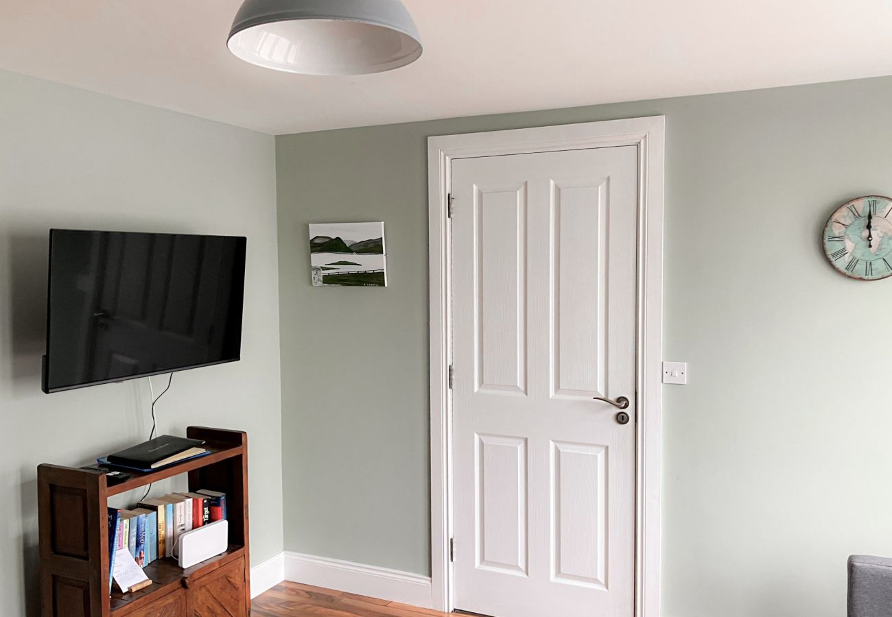CarrauntoohilViewRetreatKillarneyKitchen. TV living room bright comfortable. 